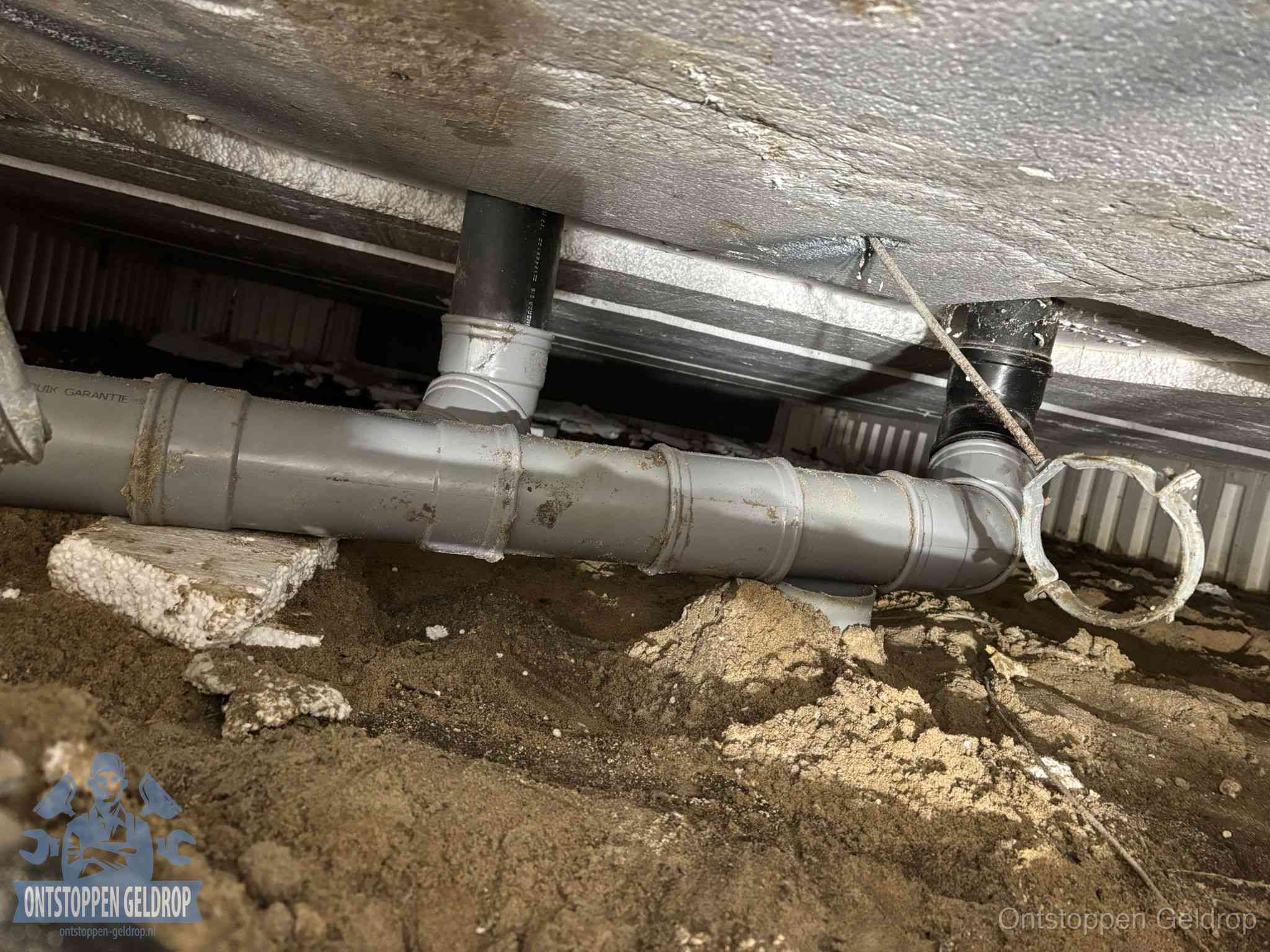 PVC-buizen in de kruipruimte van een gemengd of gescheiden rioolstelsel in Geldrop
