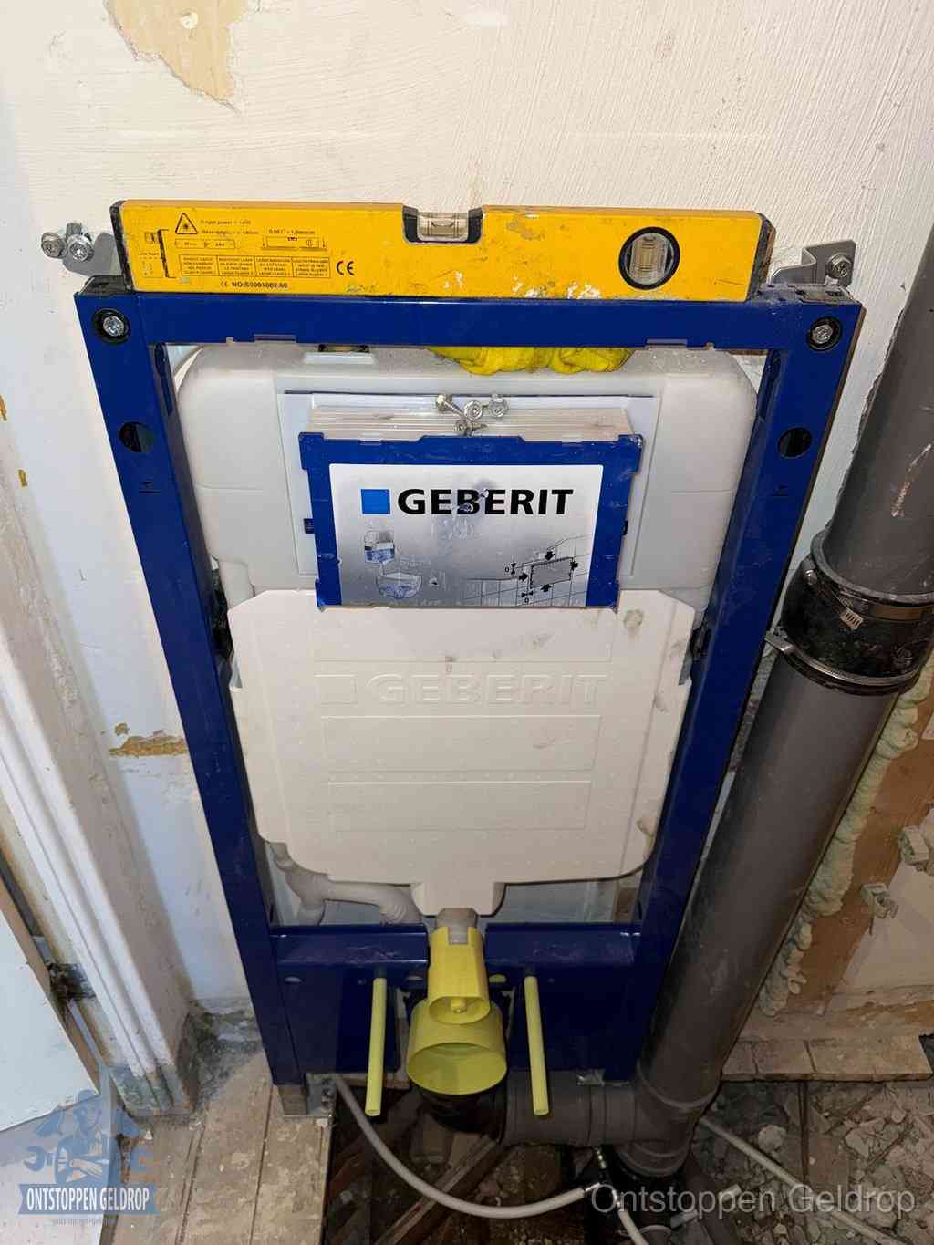 Een Geberit inbouwreservoir met frame voor een hangtoilet tegen de wand, met de afvoerbocht naar de vloer, kenmerkend voor een verstopt hangtoilet in Geldrop Een Geberit inbouwreservoir met frame voor een hangtoilet tegen de wand, met de afvoerbocht naar de vloer, kenmerkend voor een verstopt hangtoilet in Geldrop