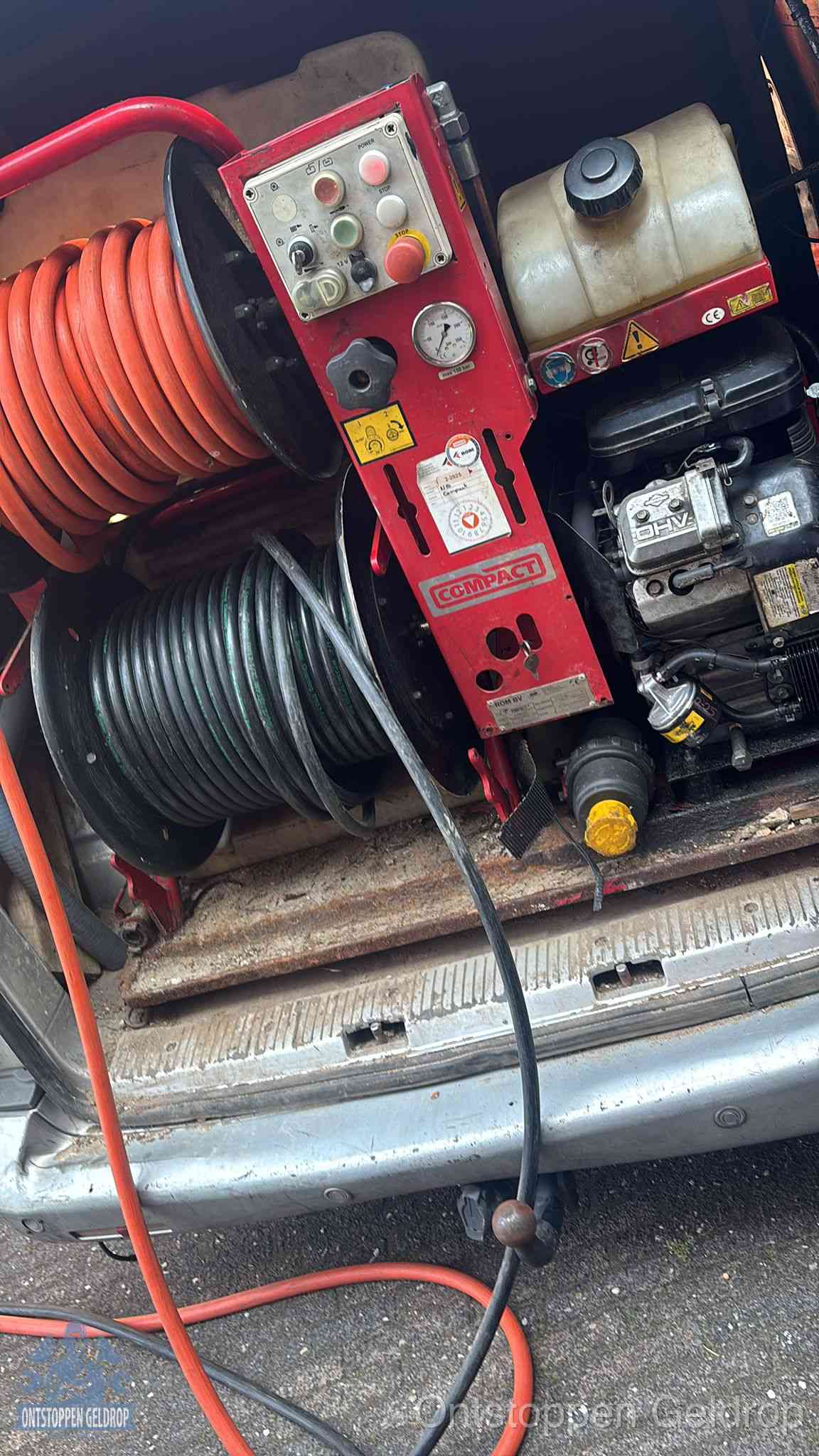 Hogedrukreiniger met slanghaspels in de bus voor het ontstoppen van het riool in Geldrop