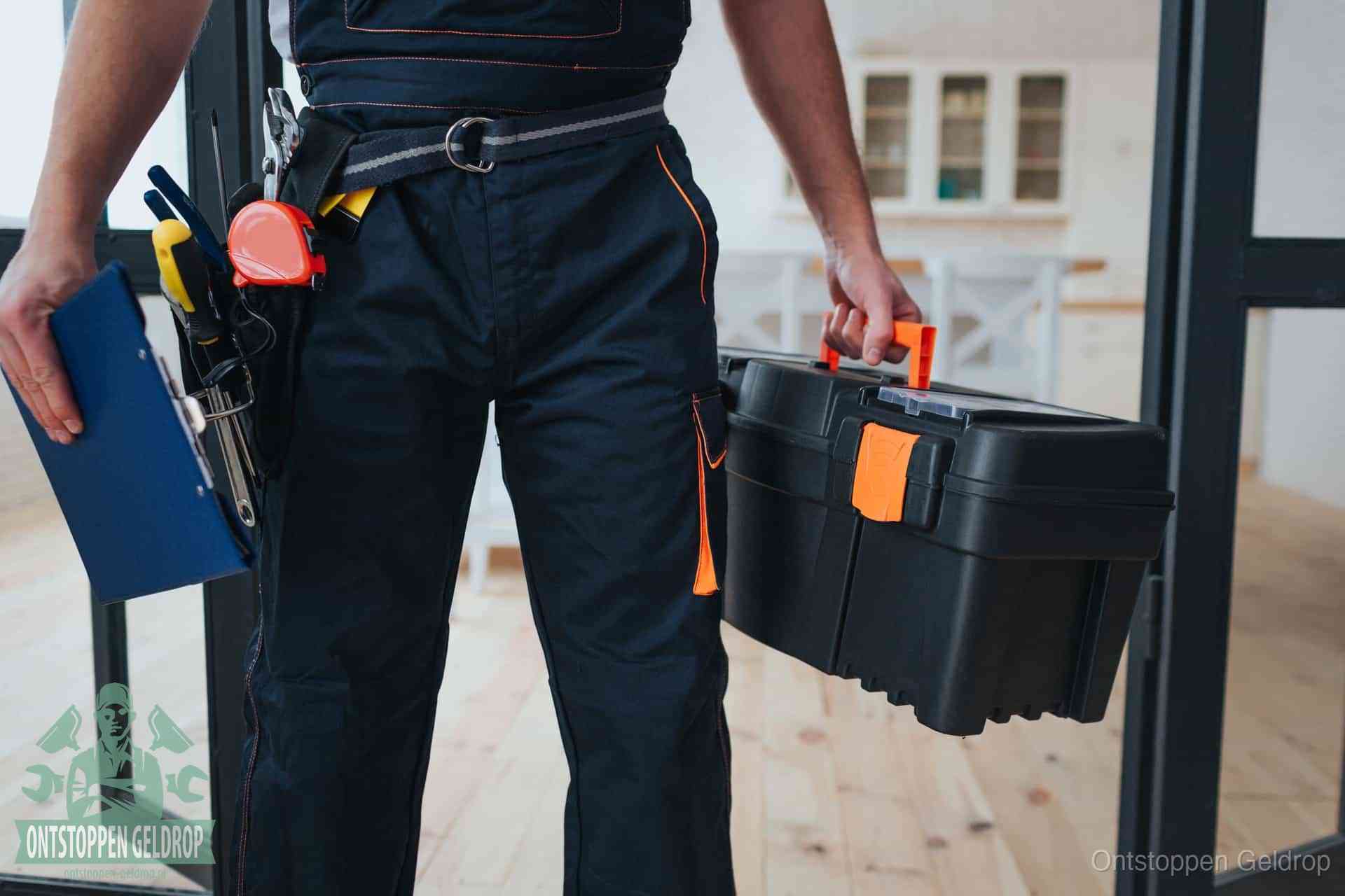 Een monteur met gereedschapsriem en klembord, klaar om een transparante prijs voor het afvoer ontstoppen in Geldrop te geven