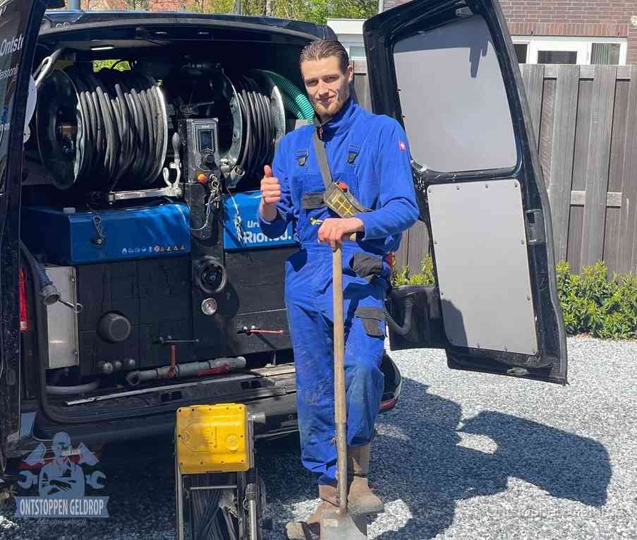 Monteur met duim omhoog bij de rioolreinigingsbus, duidelijke kosten voor riool ontstoppen in Geldrop