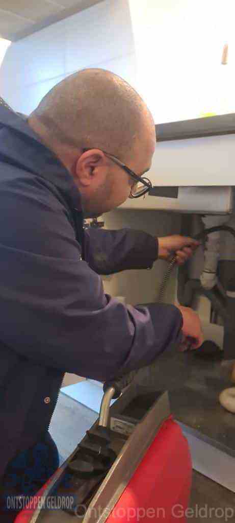 loodgieter-aan-het-werk-in-badkamer loodgieter-aan-het-werk-in-badkamer