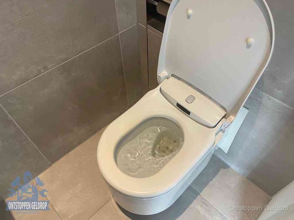 Een toiletpot vol troebel water met drijvend papier en restanten, de meest voorkomende oorzaak van een verstopte wc in Geldrop Een toiletpot vol troebel water met drijvend papier en restanten, de meest voorkomende oorzaak van een verstopte wc in Geldrop