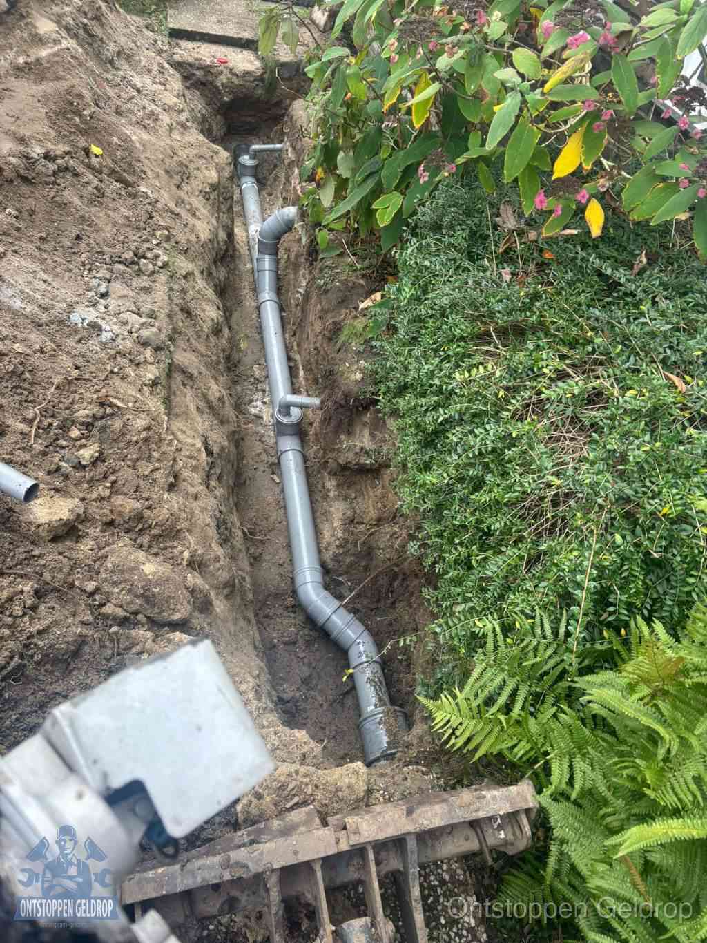 Open sleuf met nieuwe PVC-buizen, riool repareren en vervangen in Geldrop