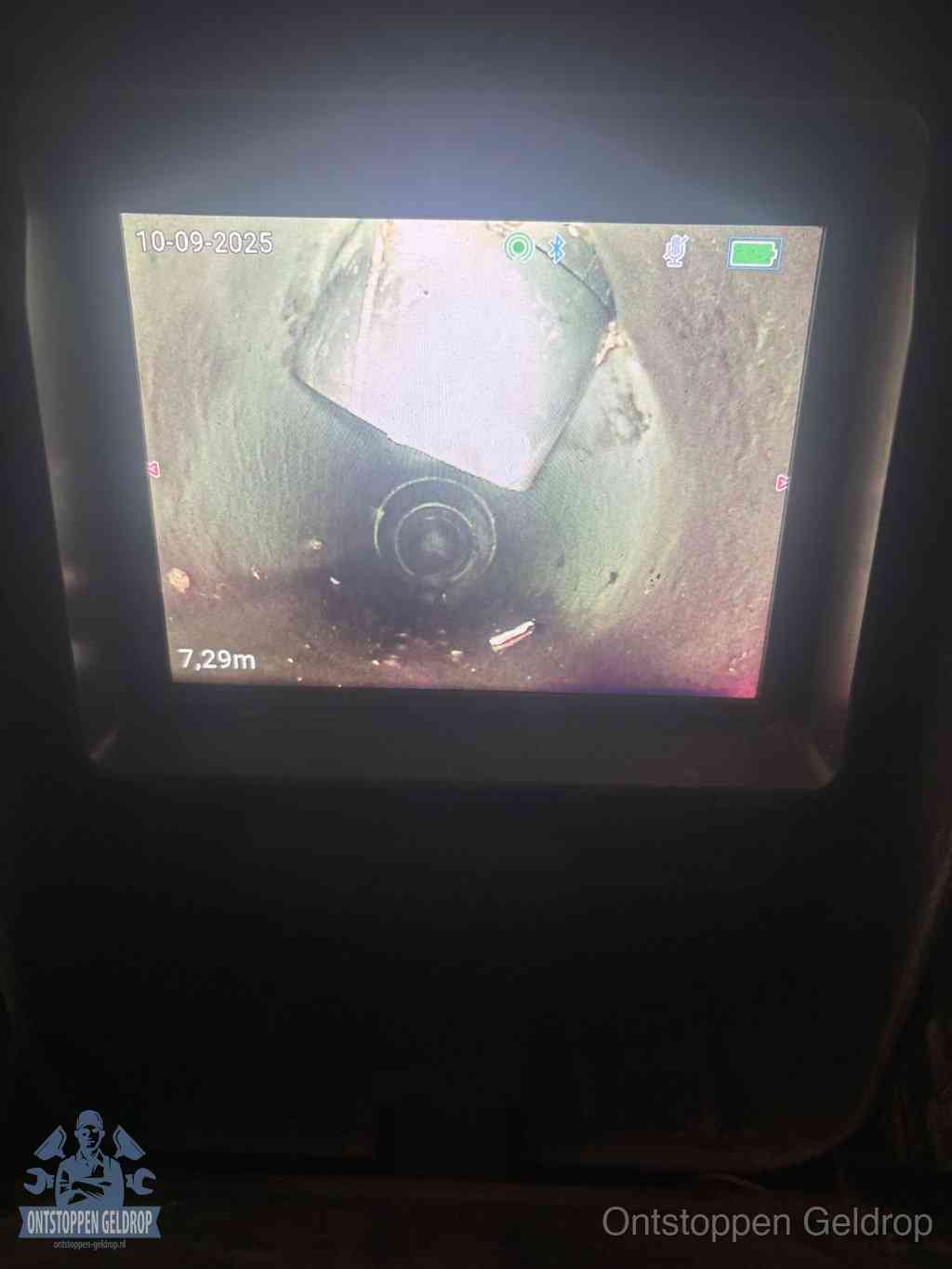 Camerabeeld van een verzakte rioolbuis diep onder de grond, een rioolverzakking in Geldrop