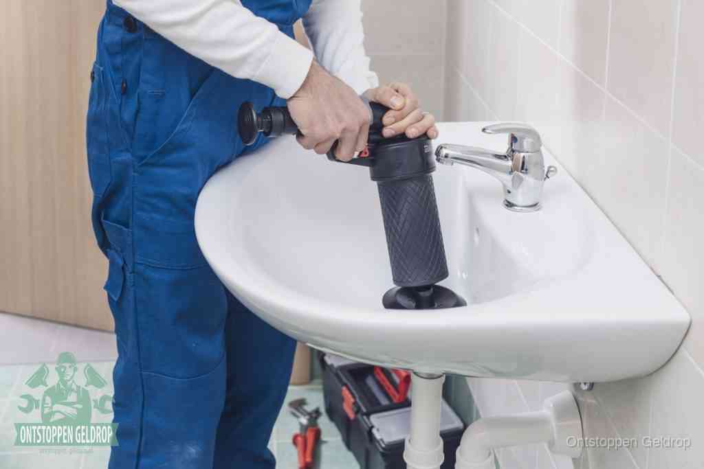 Een te ruwe doe-het-zelf poging met een hand-pomp op de afvoer van een badkamer-wastafel, een van de veelgemaakte fouten bij afvoer ontstoppen in Geldrop