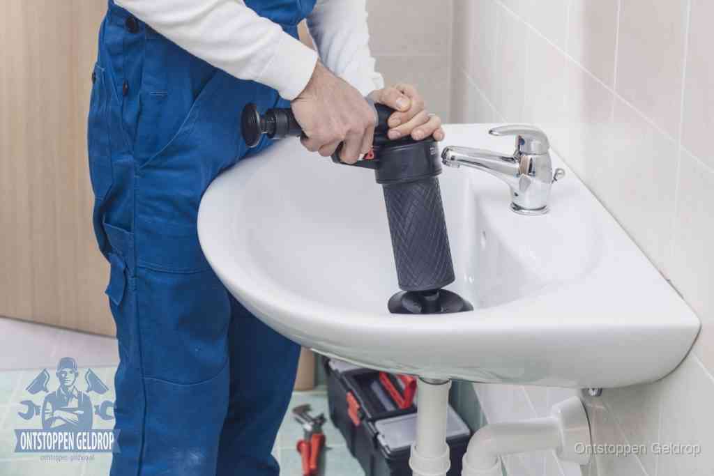Een te ruwe doe-het-zelf poging met een handmatige perslucht-ontstopper op een sanitair-afvoer, een van de veelgemaakte fouten bij wc ontstoppen in Geldrop Een te ruwe doe-het-zelf poging met een handmatige perslucht-ontstopper op een sanitair-afvoer, een van de veelgemaakte fouten bij wc ontstoppen in Geldrop