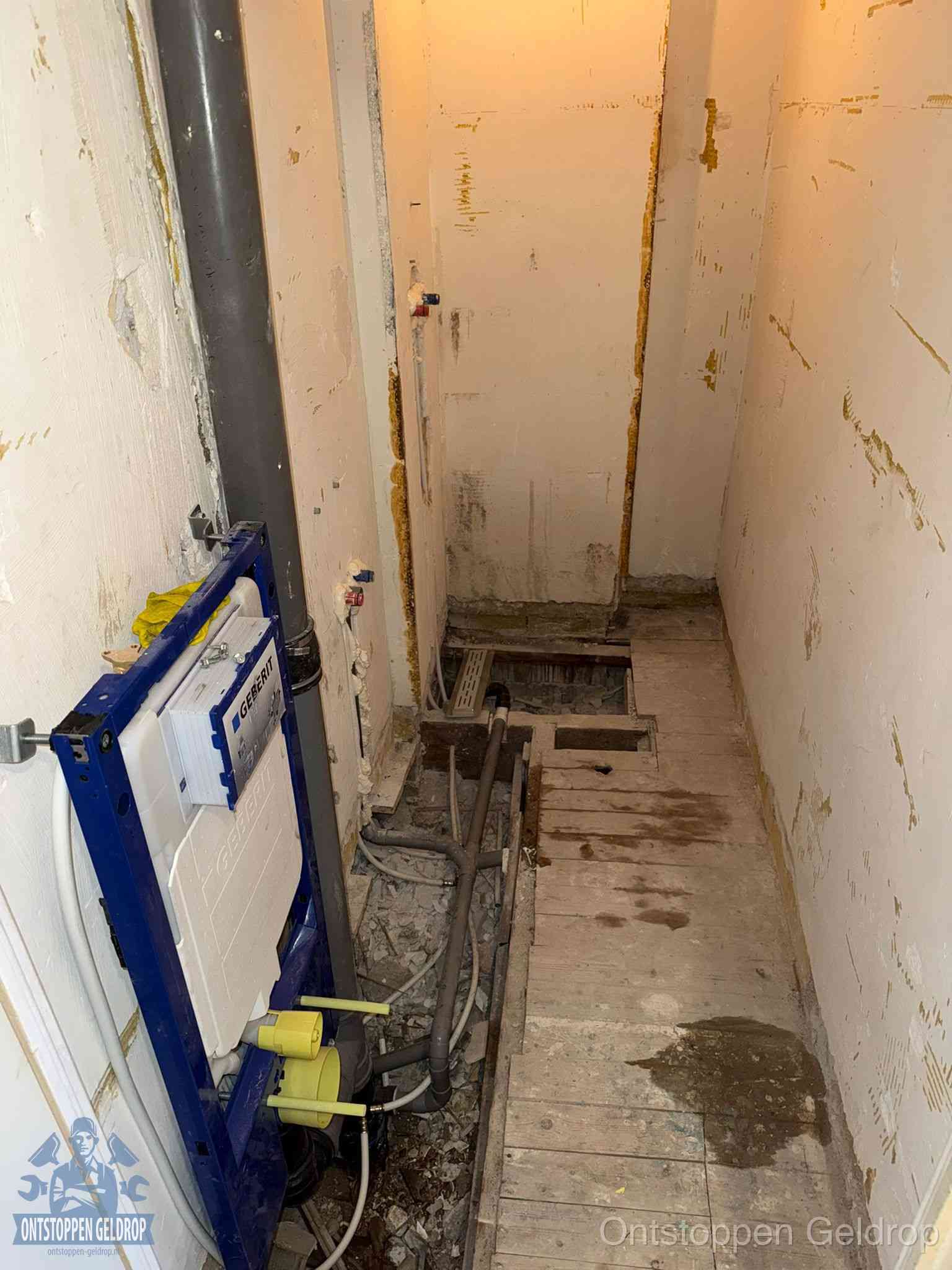 Een opgebroken toiletruimte tijdens renovatie met een Geberit inbouwreservoir en blootliggende oude afvoerleidingen, typisch voor oudere woningen in Geldrop Een opgebroken toiletruimte tijdens renovatie met een Geberit inbouwreservoir en blootliggende oude afvoerleidingen, typisch voor oudere woningen in Geldrop